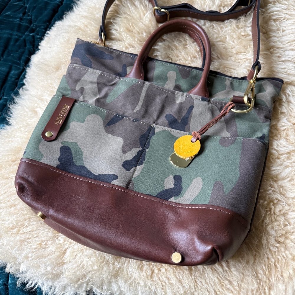 R.Riveter Otto Carry All Canvas Tote Camo w/ Leather Trim - Picture 2 of 7